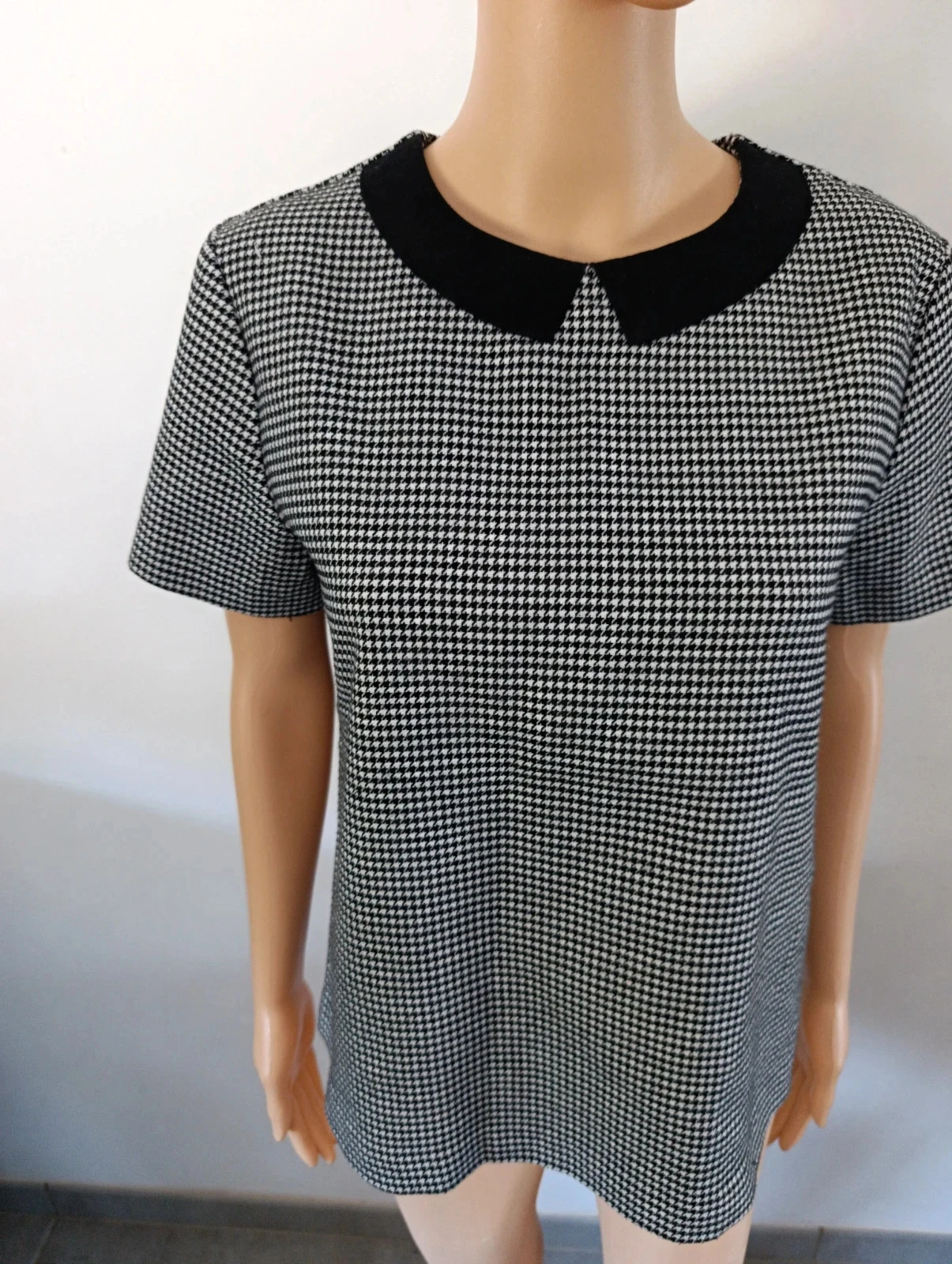 Kiabi women's T-shirt size 38 – black & white houndstooth pattern – chic contrast collar – photo 4